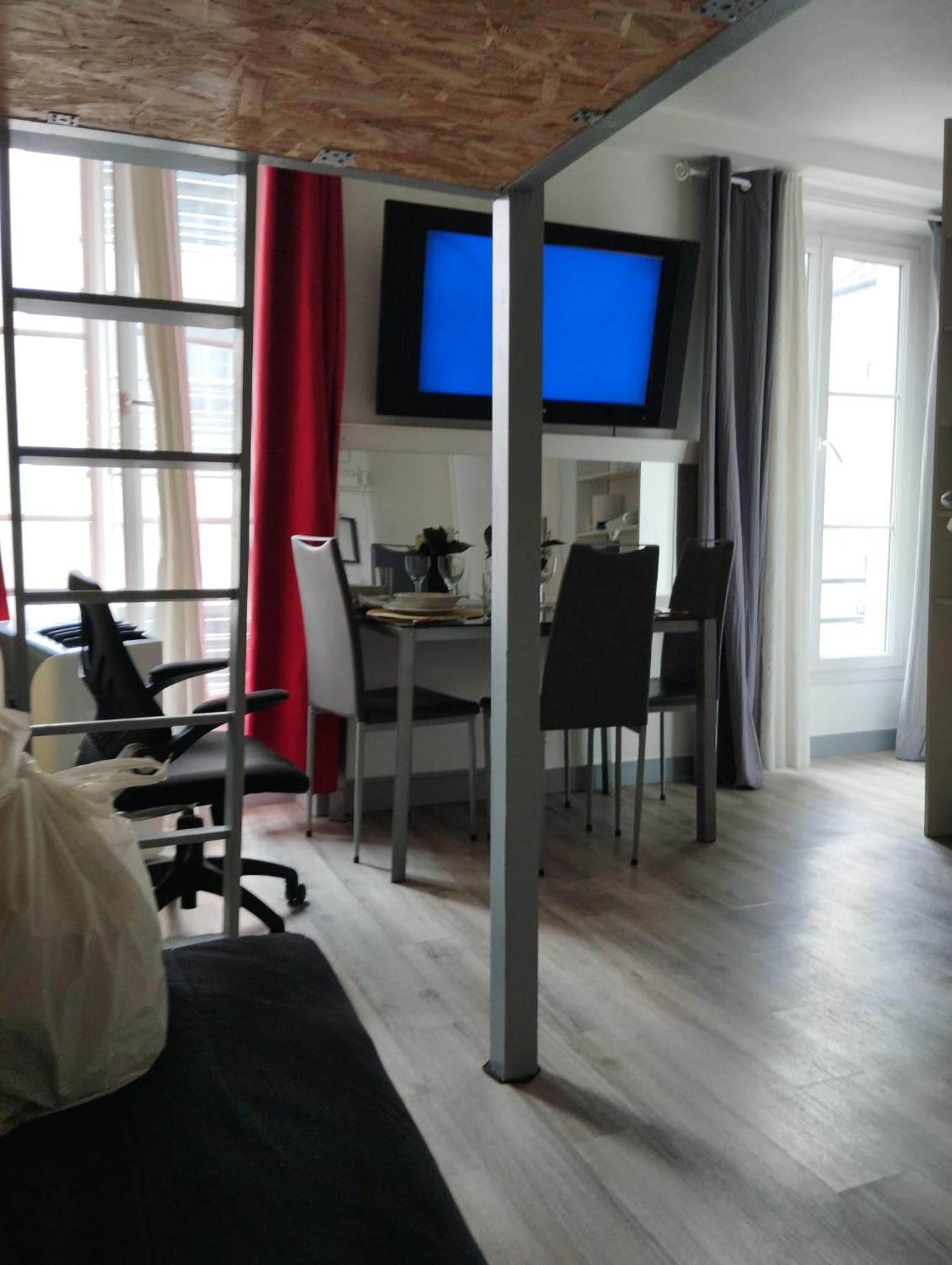 A Place De Clichy Appartement Paris