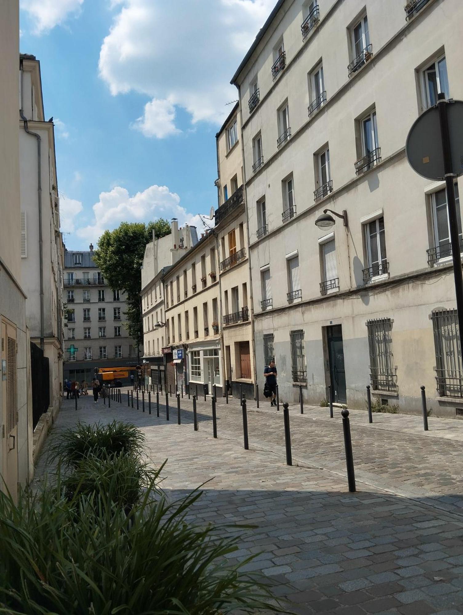 A Place De Clichy Appartement