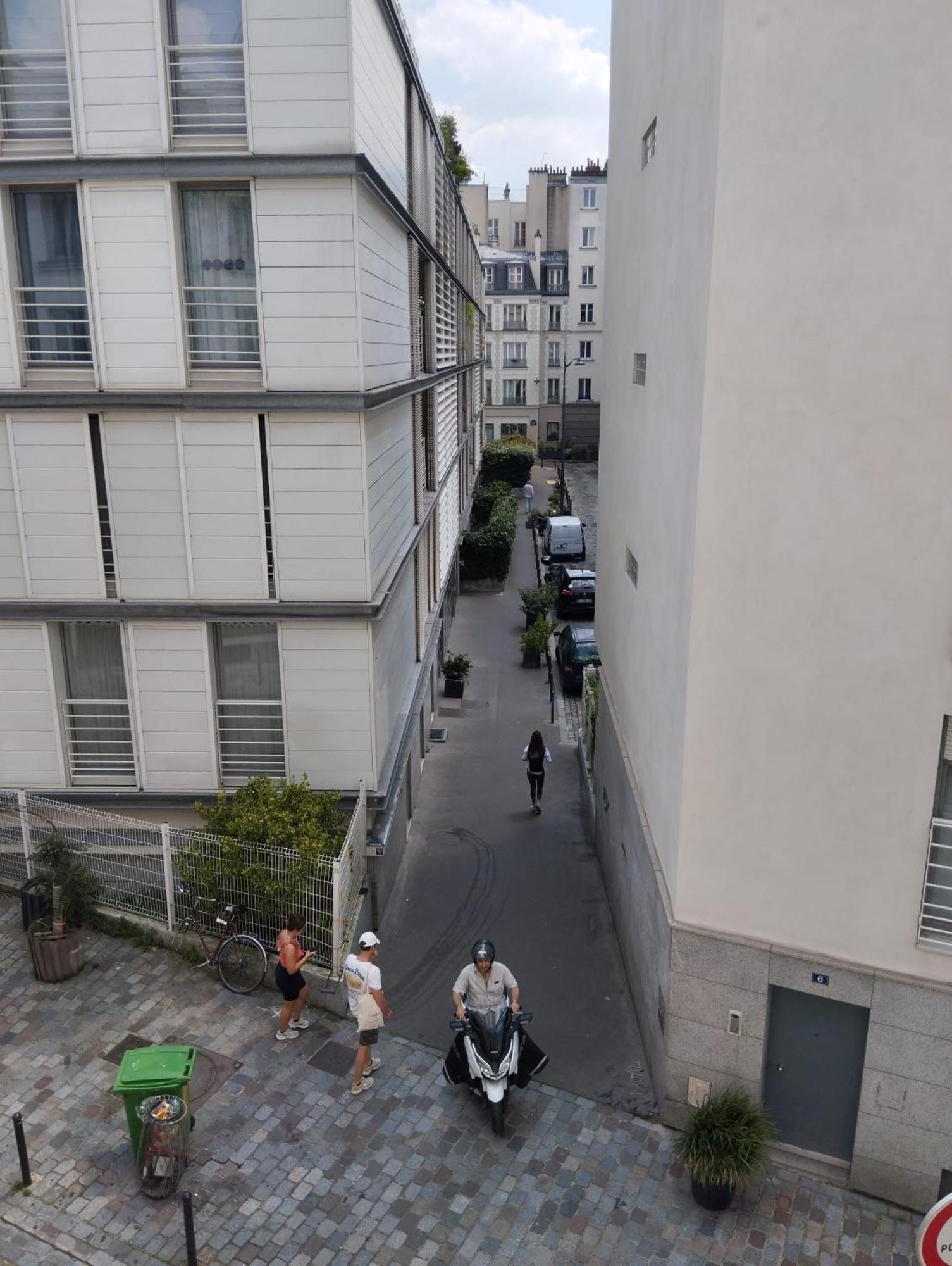 Appartement A Place De Clichy Paris