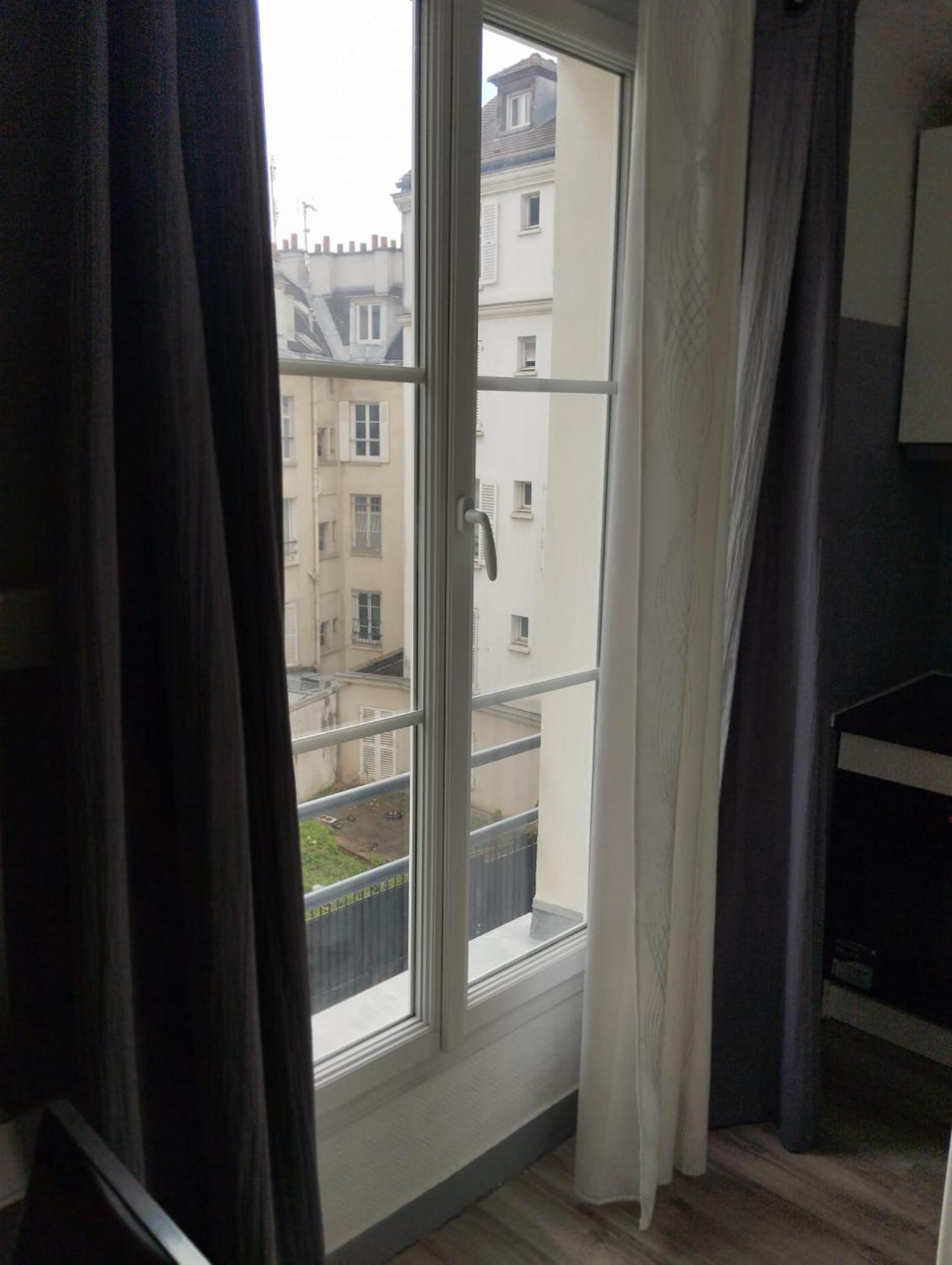 A Place De Clichy Appartement Paris